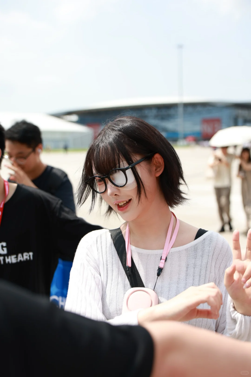 Yasal与粉丝合影