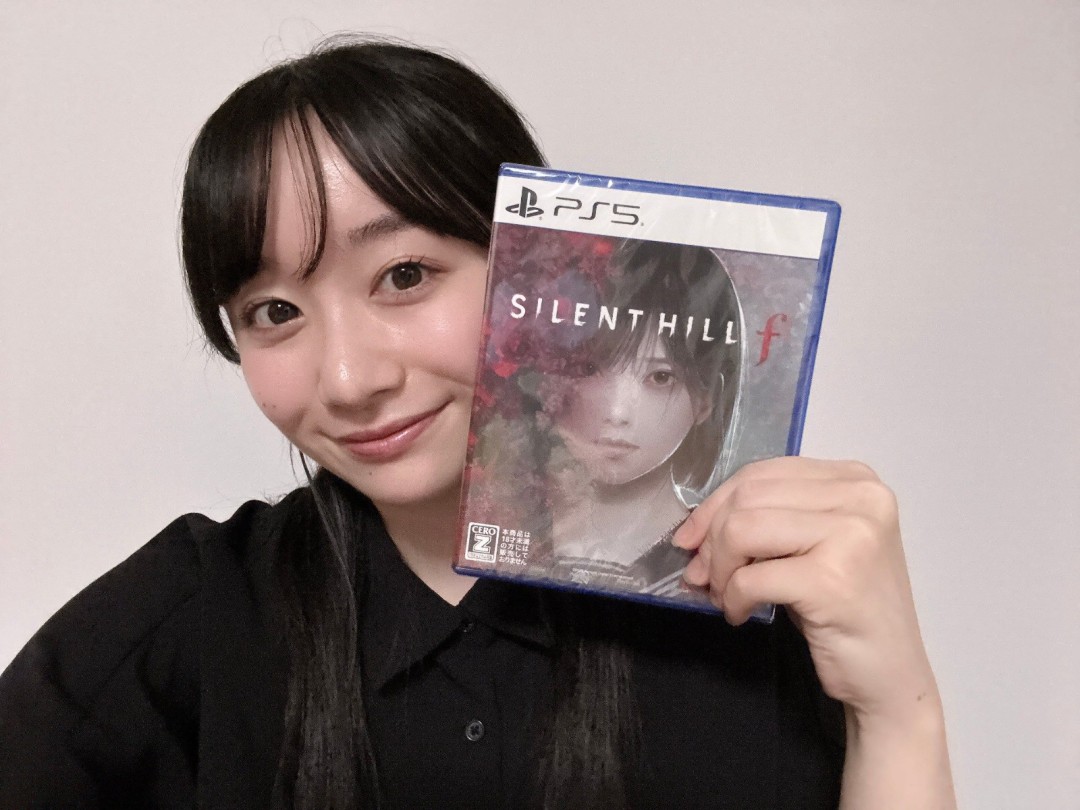  寂静岭F美女脸模分享PS5光盘合照惊艳亮相