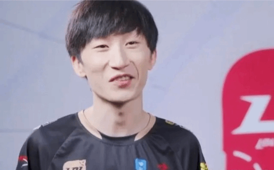  LOL主播电棍官宣分手因女方两次触及原则问题