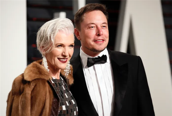马斯克母亲发帖支持儿子:演示Grok视频生成功能
