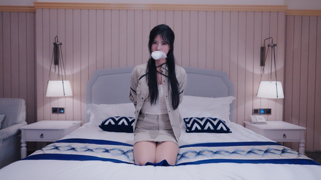 国产真人互动影游《炽澜号》发售 性感美女被捆绑