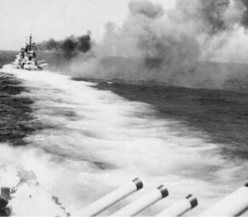 凯撒号炮击厌战号