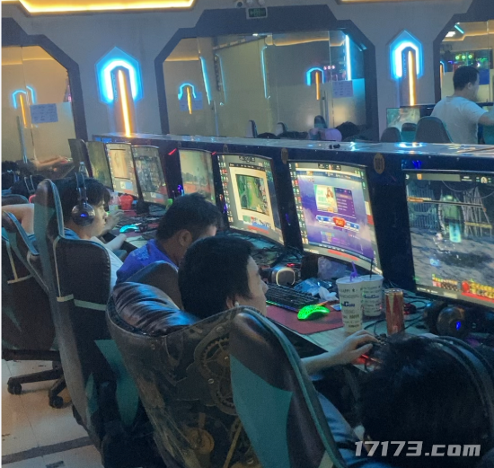  网吧查房惊魂：七八人挤一平米厕所躲监管